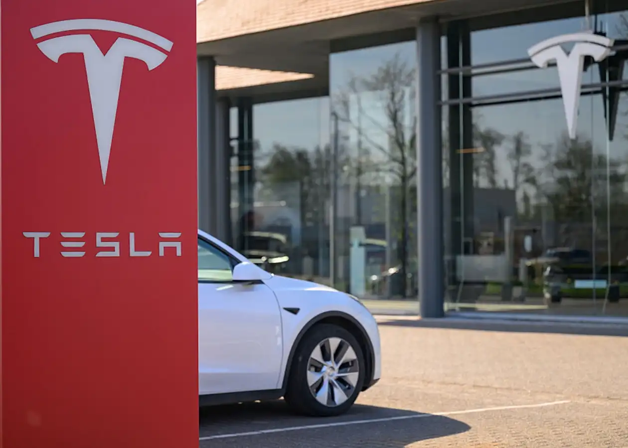 Продажі Tesla в Європі різко впали: компанія стикається з протестами та конкуренцією