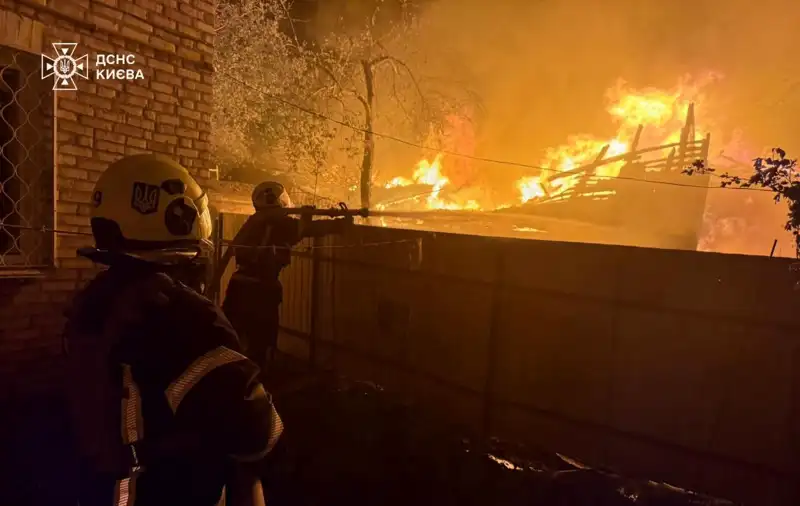 Унаслідок нічної атаки дронів у Києві поранено 11 людей, серед них двоє дітей