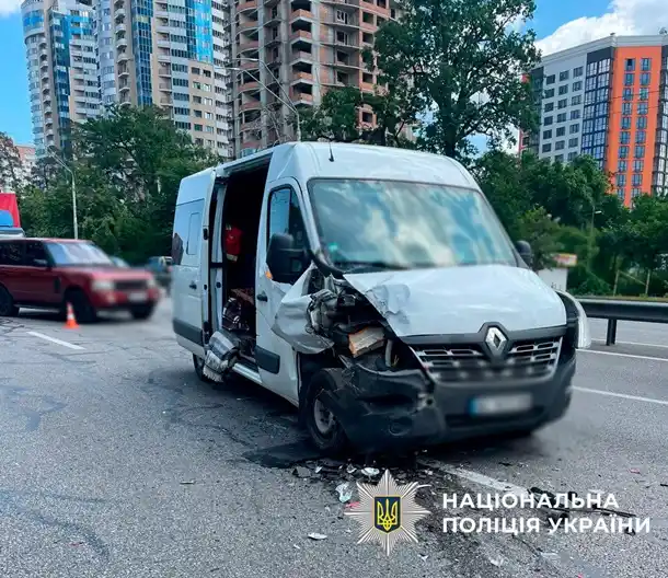 У Києві мікроавтобус спричинив ДТП: травмовані четверо дітей