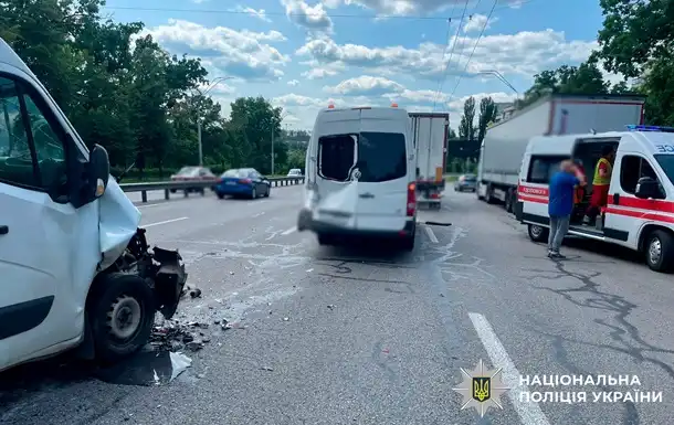 У Києві мікроавтобус спричинив ДТП: травмовані четверо дітей
